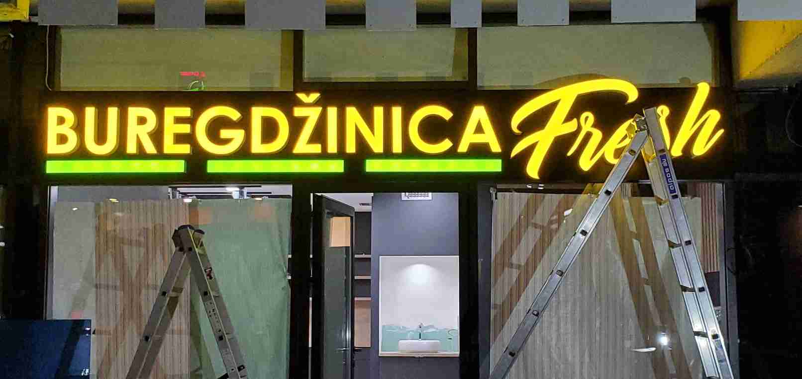 Visual Art Sarajevo Alubond svjetleće reklame - Alubond reklame su elegantna i izdržljiva rešenja za eksterijerne i enterijerne oznake. Ovaj materijal kombinuje laganu konstrukciju sa vrhunskom estetikom, idealno za dugotrajne i atraktivne reklamne panele.