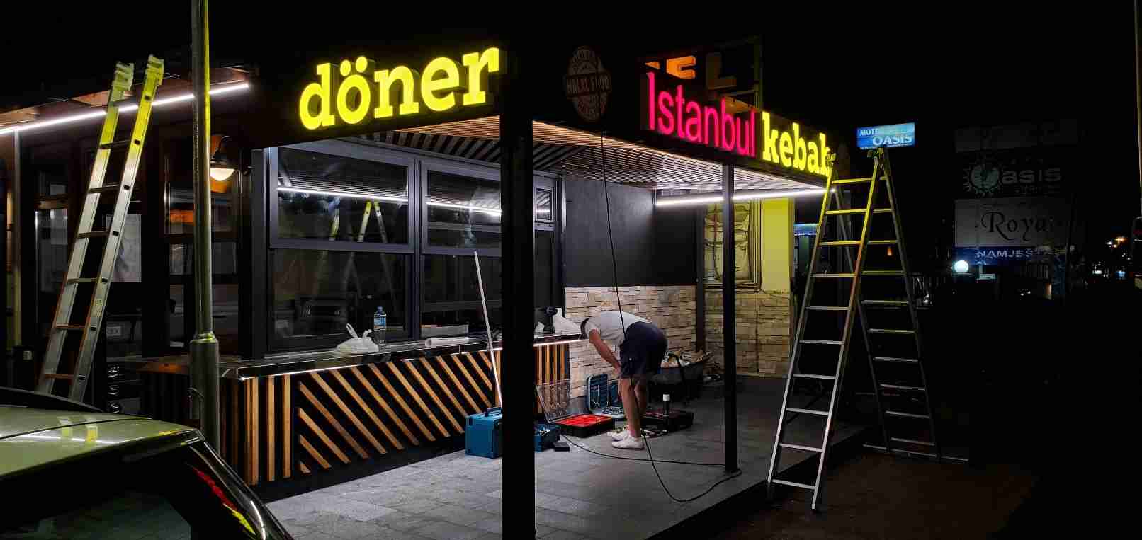 Visual Art Sarajevo Alubond svjetleće reklame - Alubond reklame su elegantna i izdržljiva rešenja za eksterijerne i enterijerne oznake. Ovaj materijal kombinuje laganu konstrukciju sa vrhunskom estetikom, idealno za dugotrajne i atraktivne reklamne panele.