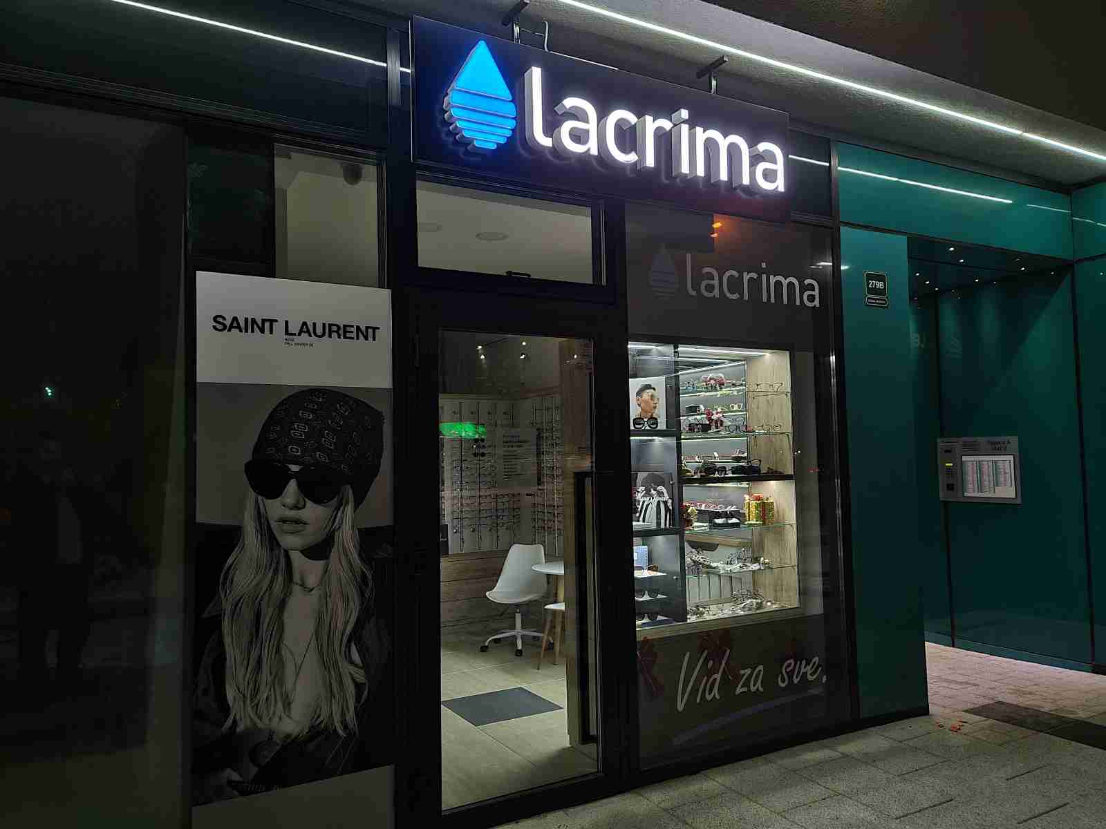 Visual Art Sarajevo Alubond svjetleće reklame - Alubond reklame su elegantna i izdržljiva rešenja za eksterijerne i enterijerne oznake. Ovaj materijal kombinuje laganu konstrukciju sa vrhunskom estetikom, idealno za dugotrajne i atraktivne reklamne panele.