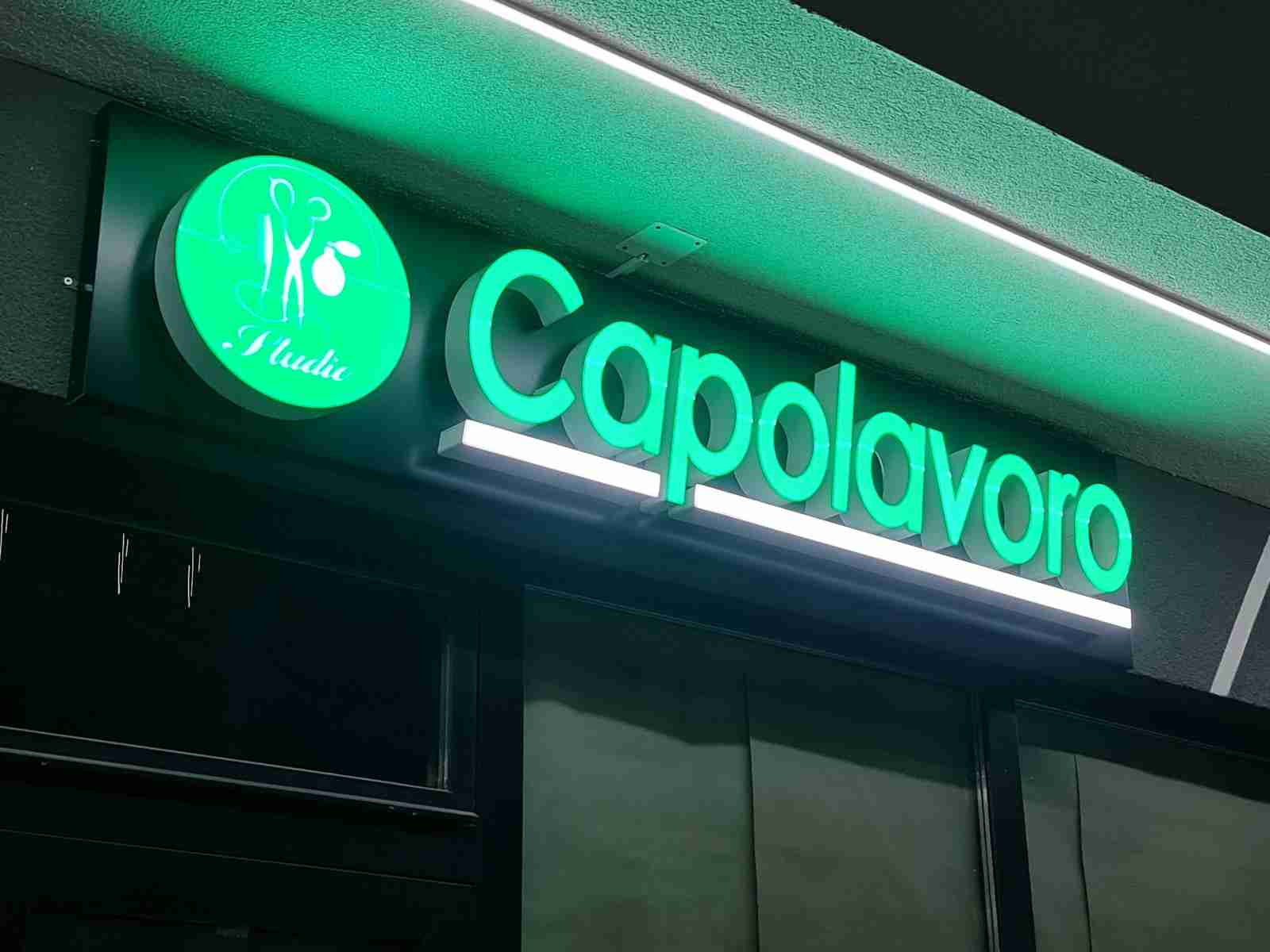 Visual Art Sarajevo Alubond svjetleće reklame - Alubond reklame su elegantna i izdržljiva rešenja za eksterijerne i enterijerne oznake. Ovaj materijal kombinuje laganu konstrukciju sa vrhunskom estetikom, idealno za dugotrajne i atraktivne reklamne panele.
