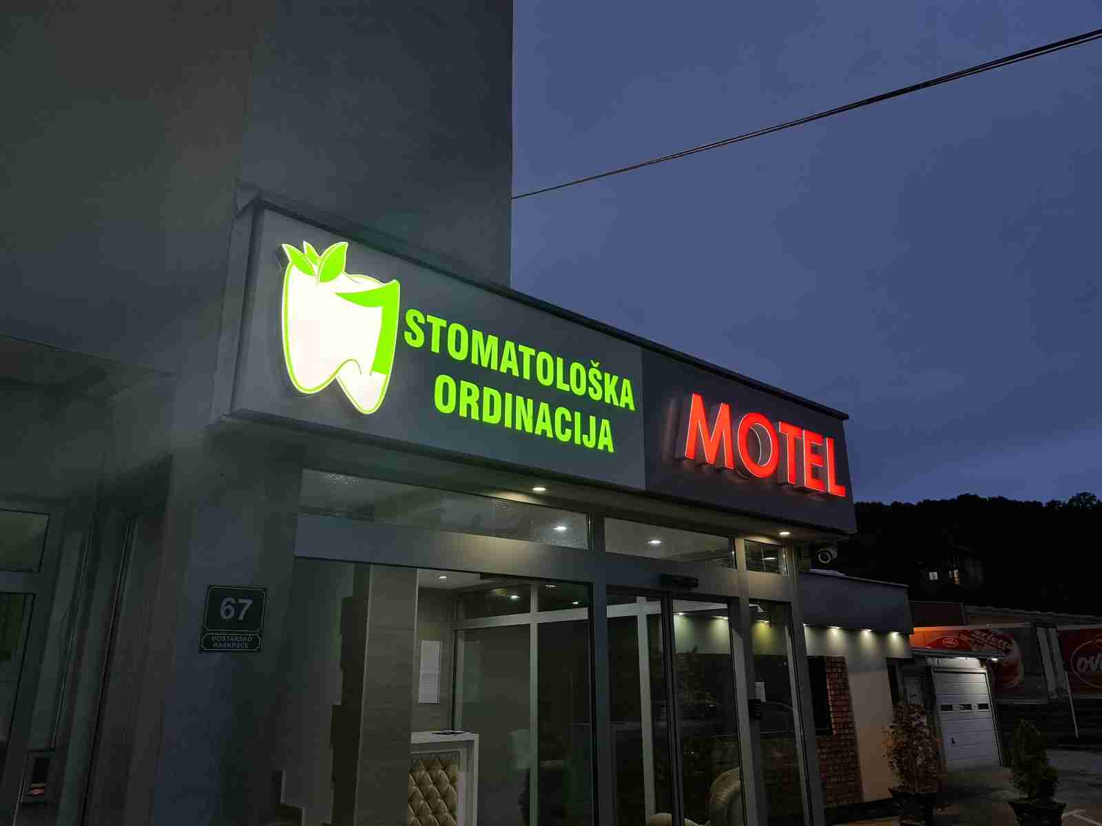 Visual Art Sarajevo Alubond svjetleće reklame - Alubond reklame su elegantna i izdržljiva rešenja za eksterijerne i enterijerne oznake. Ovaj materijal kombinuje laganu konstrukciju sa vrhunskom estetikom, idealno za dugotrajne i atraktivne reklamne panele.