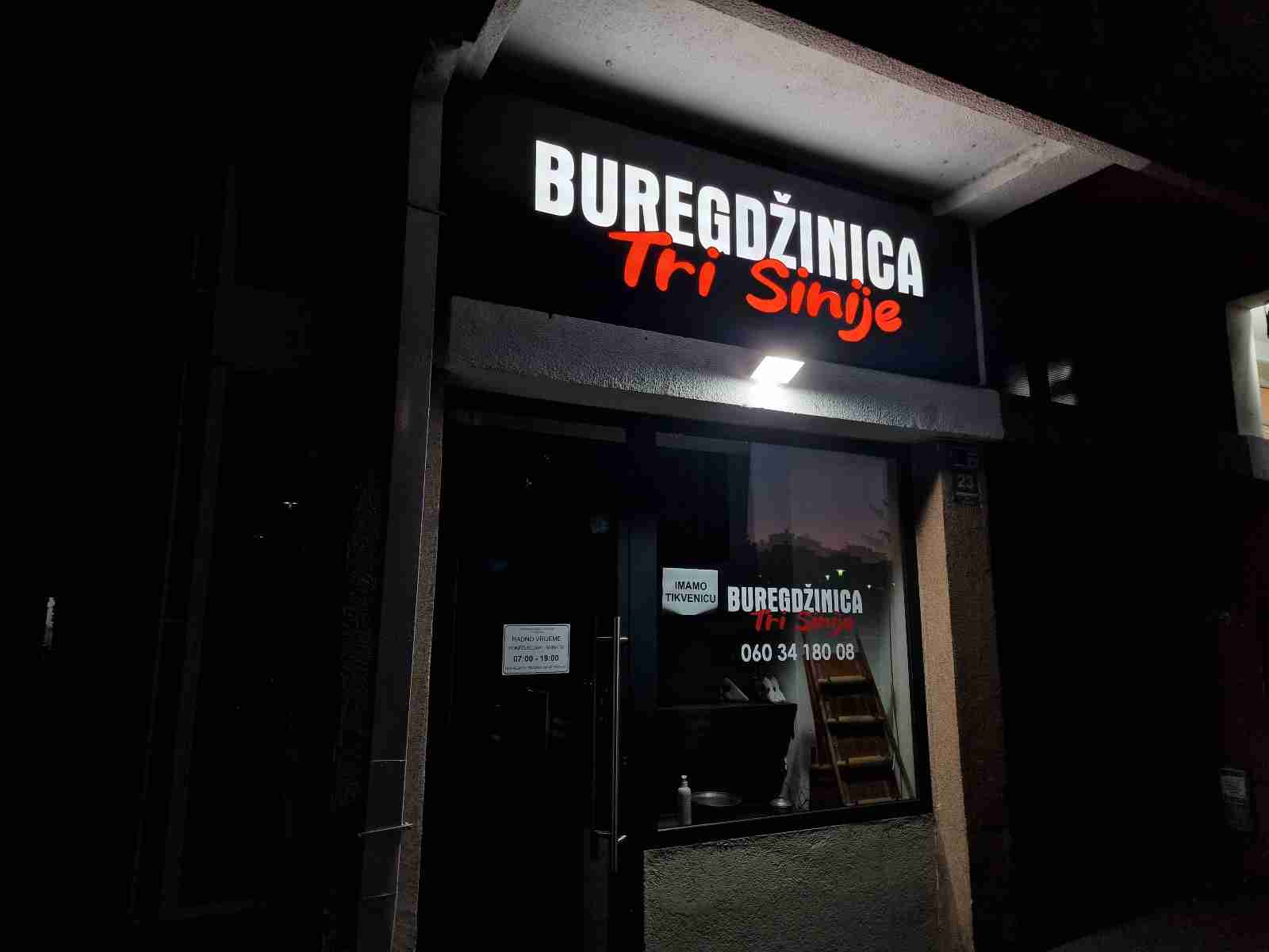 Visual Art Sarajevo Alubond svjetleće reklame - Alubond reklame su elegantna i izdržljiva rešenja za eksterijerne i enterijerne oznake. Ovaj materijal kombinuje laganu konstrukciju sa vrhunskom estetikom, idealno za dugotrajne i atraktivne reklamne panele.