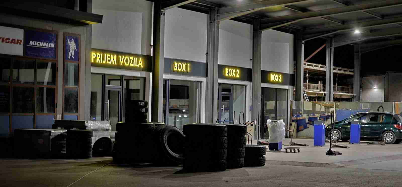 Visual Art Sarajevo Alubond svjetleće reklame - Alubond reklame su elegantna i izdržljiva rešenja za eksterijerne i enterijerne oznake. Ovaj materijal kombinuje laganu konstrukciju sa vrhunskom estetikom, idealno za dugotrajne i atraktivne reklamne panele.