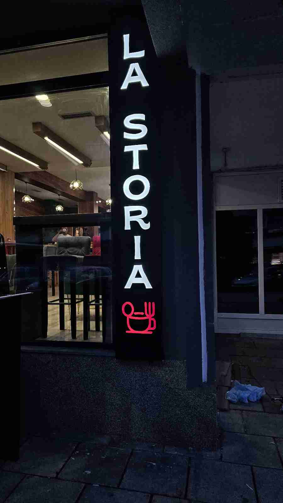 Visual Art Sarajevo Alubond svjetleće reklame - Alubond reklame su elegantna i izdržljiva rešenja za eksterijerne i enterijerne oznake. Ovaj materijal kombinuje laganu konstrukciju sa vrhunskom estetikom, idealno za dugotrajne i atraktivne reklamne panele.