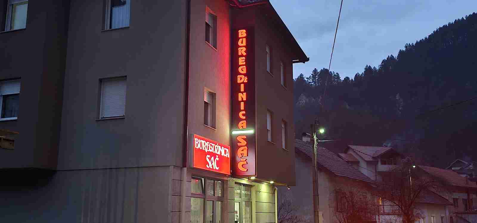 Visual Art Sarajevo Alubond svjetleće reklame - Alubond reklame su elegantna i izdržljiva rešenja za eksterijerne i enterijerne oznake. Ovaj materijal kombinuje laganu konstrukciju sa vrhunskom estetikom, idealno za dugotrajne i atraktivne reklamne panele.