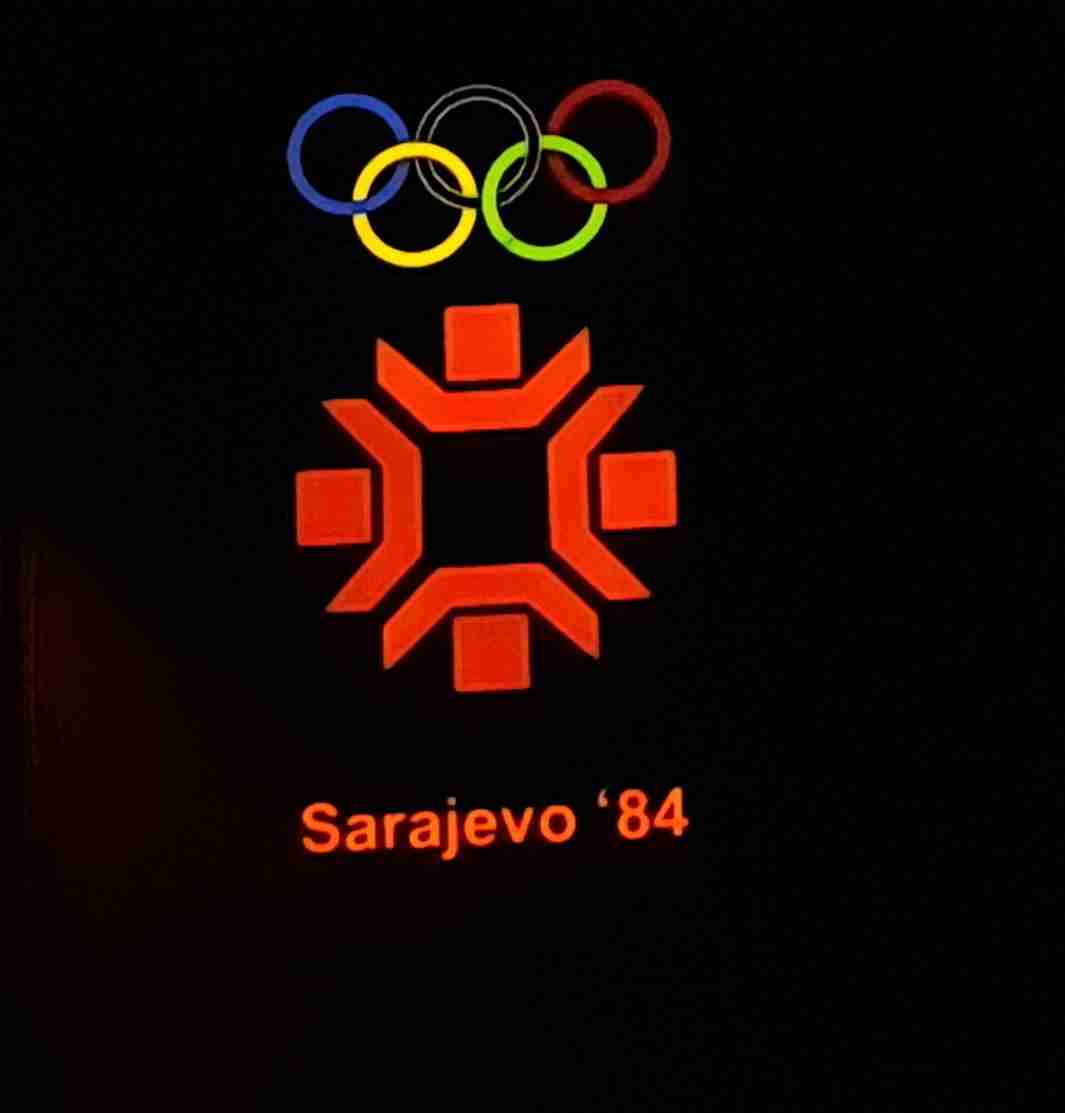 Visual Art Sarajevo Alubond svjetleće reklame - Alubond reklame su elegantna i izdržljiva rešenja za eksterijerne i enterijerne oznake. Ovaj materijal kombinuje laganu konstrukciju sa vrhunskom estetikom, idealno za dugotrajne i atraktivne reklamne panele.
