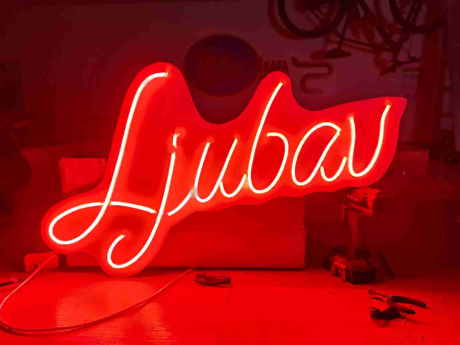 Visual Art Sarajevo LED Neon - LED neon reklame donose nostalgični šarm neona u modernom izdanju. Ekološki su prihvatljive i energetski efikasne, idealne za privlačenje pažnje.