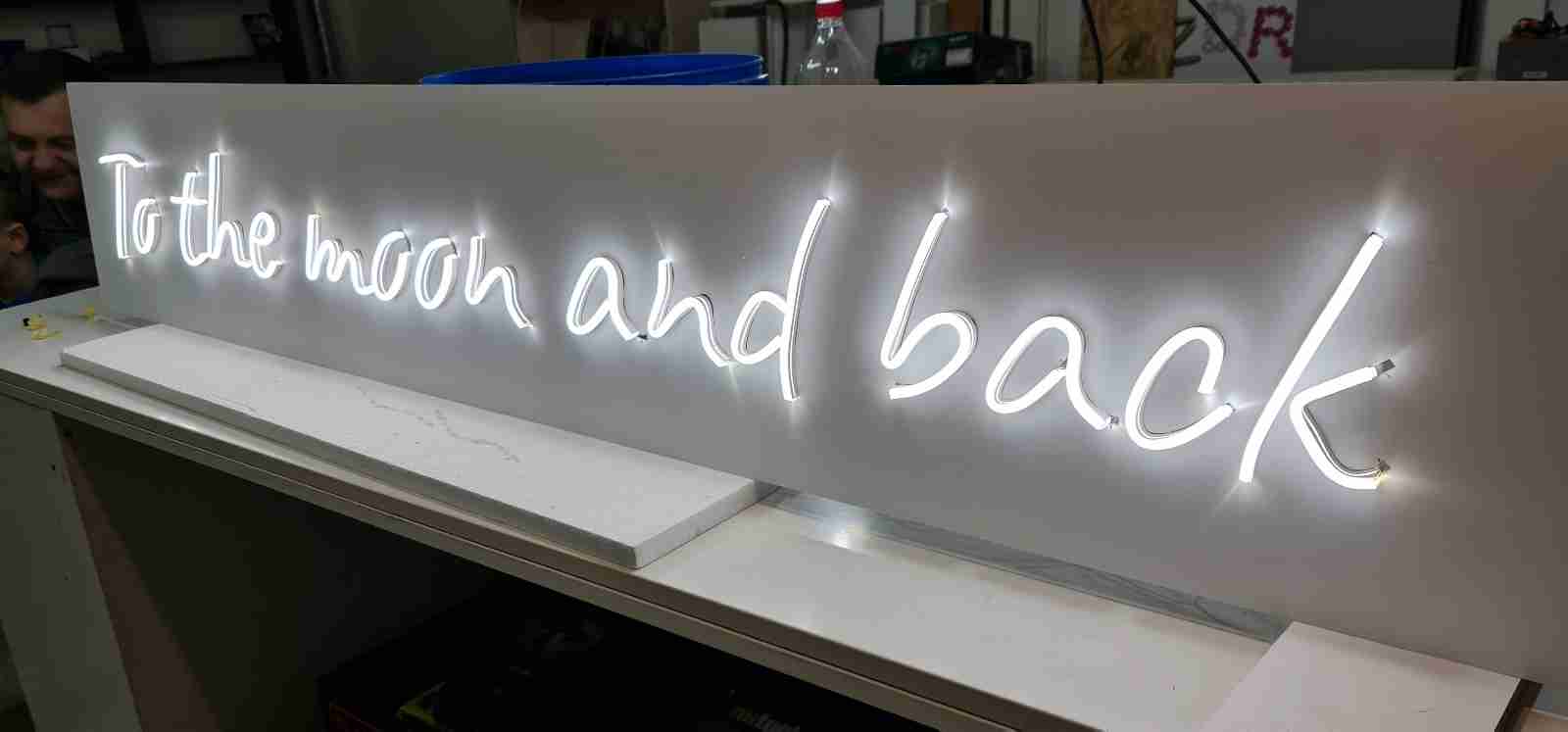 Visual Art Sarajevo LED Neon - LED neon reklame donose nostalgični šarm neona u modernom izdanju. Ekološki su prihvatljive i energetski efikasne, idealne za privlačenje pažnje.
