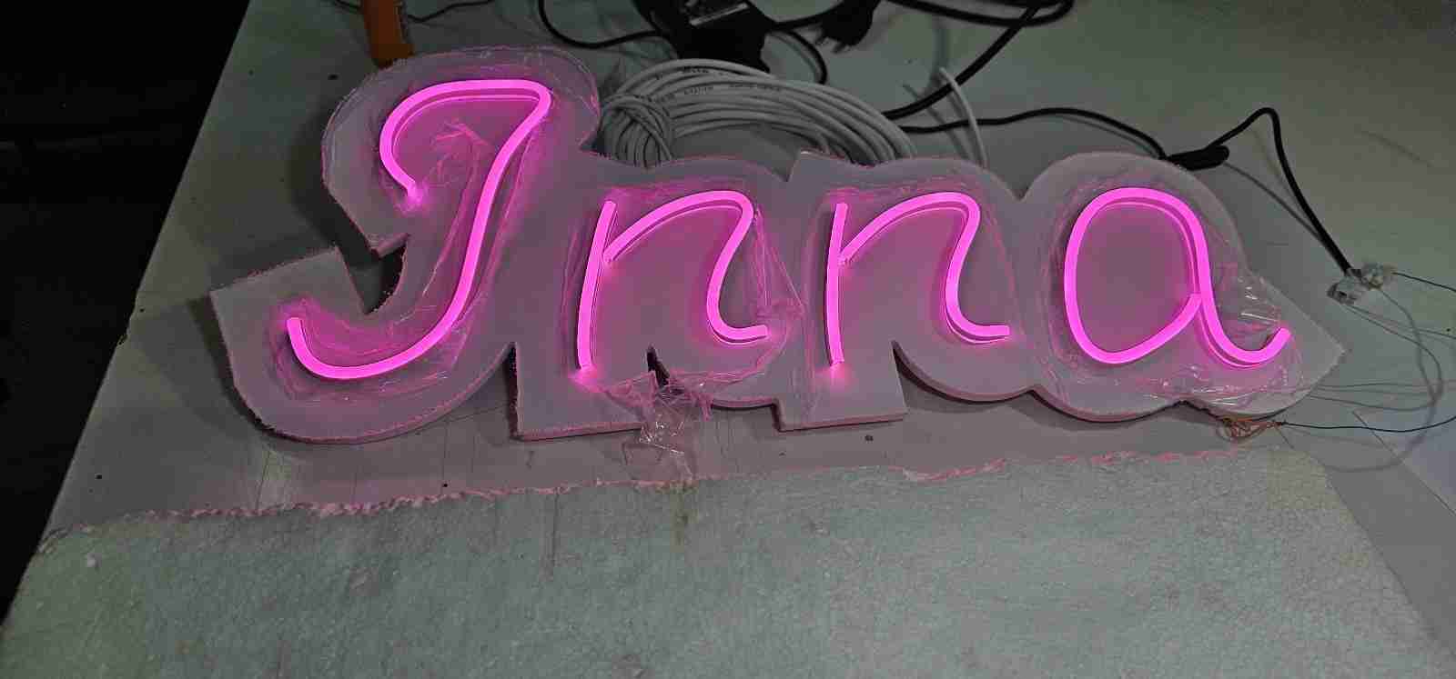 Visual Art Sarajevo LED Neon - LED neon reklame donose nostalgični šarm neona u modernom izdanju. Ekološki su prihvatljive i energetski efikasne, idealne za privlačenje pažnje.