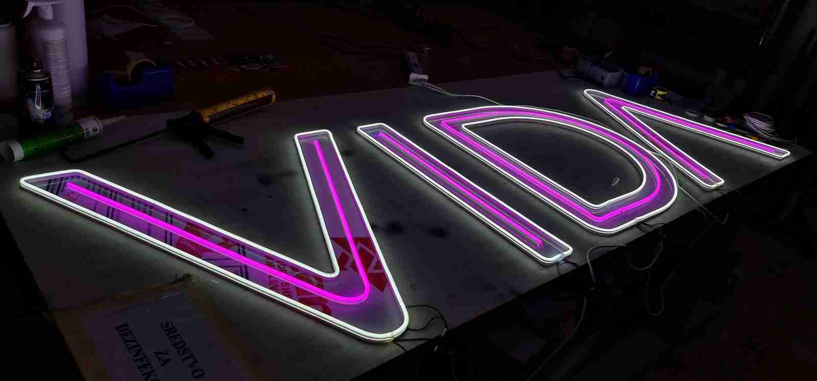 Visual Art Sarajevo LED Neon - LED neon reklame donose nostalgični šarm neona u modernom izdanju. Ekološki su prihvatljive i energetski efikasne, idealne za privlačenje pažnje.