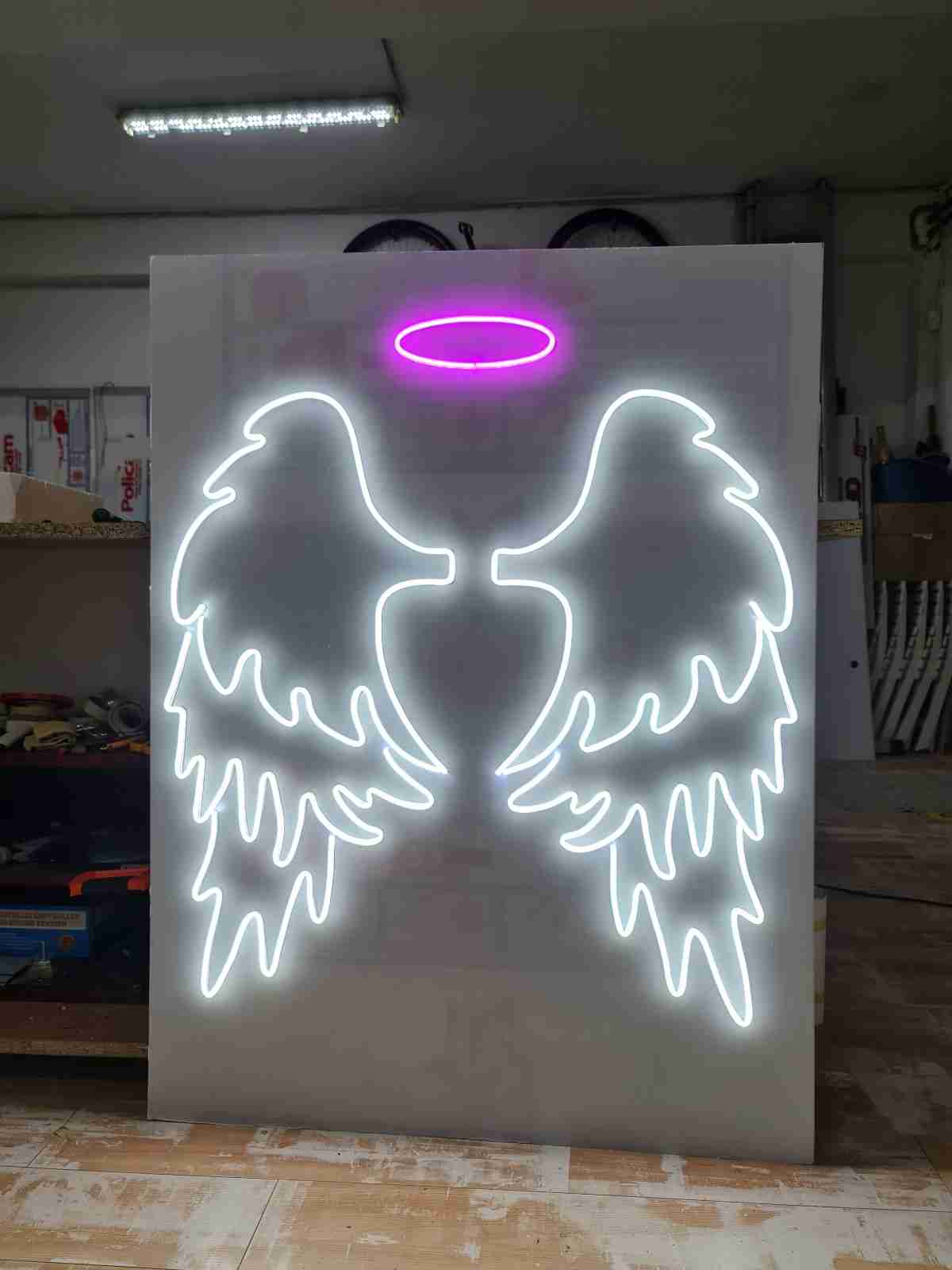 Visual Art Sarajevo LED Neon - LED neon reklame donose nostalgični šarm neona u modernom izdanju. Ekološki su prihvatljive i energetski efikasne, idealne za privlačenje pažnje.
