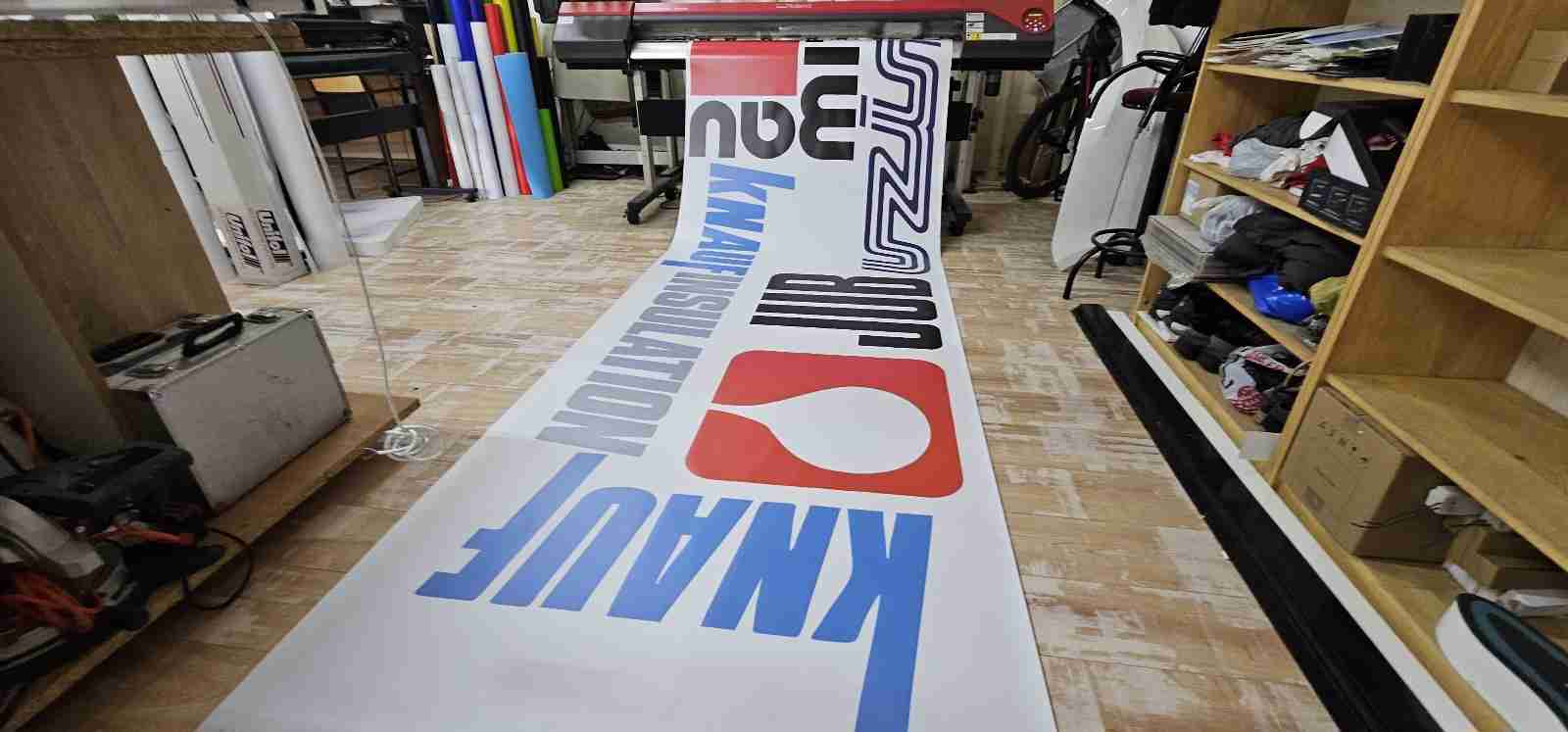 Visual Art Sarajevo Print Velikog Formata - Print velikog formata omogućava visokokvalitetnu štampu na različitim podlogama. Idealan je za bilborde, banere, izloge i ostale reklamne materijale velikih dimenzija.