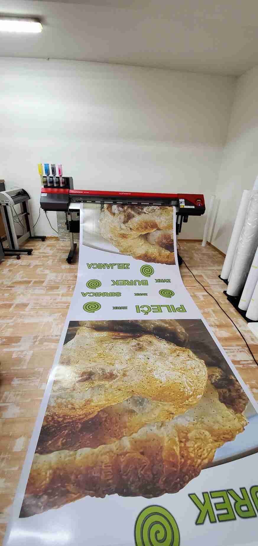 Visual Art Sarajevo Print Velikog Formata - Print velikog formata omogućava visokokvalitetnu štampu na različitim podlogama. Idealan je za bilborde, banere, izloge i ostale reklamne materijale velikih dimenzija.