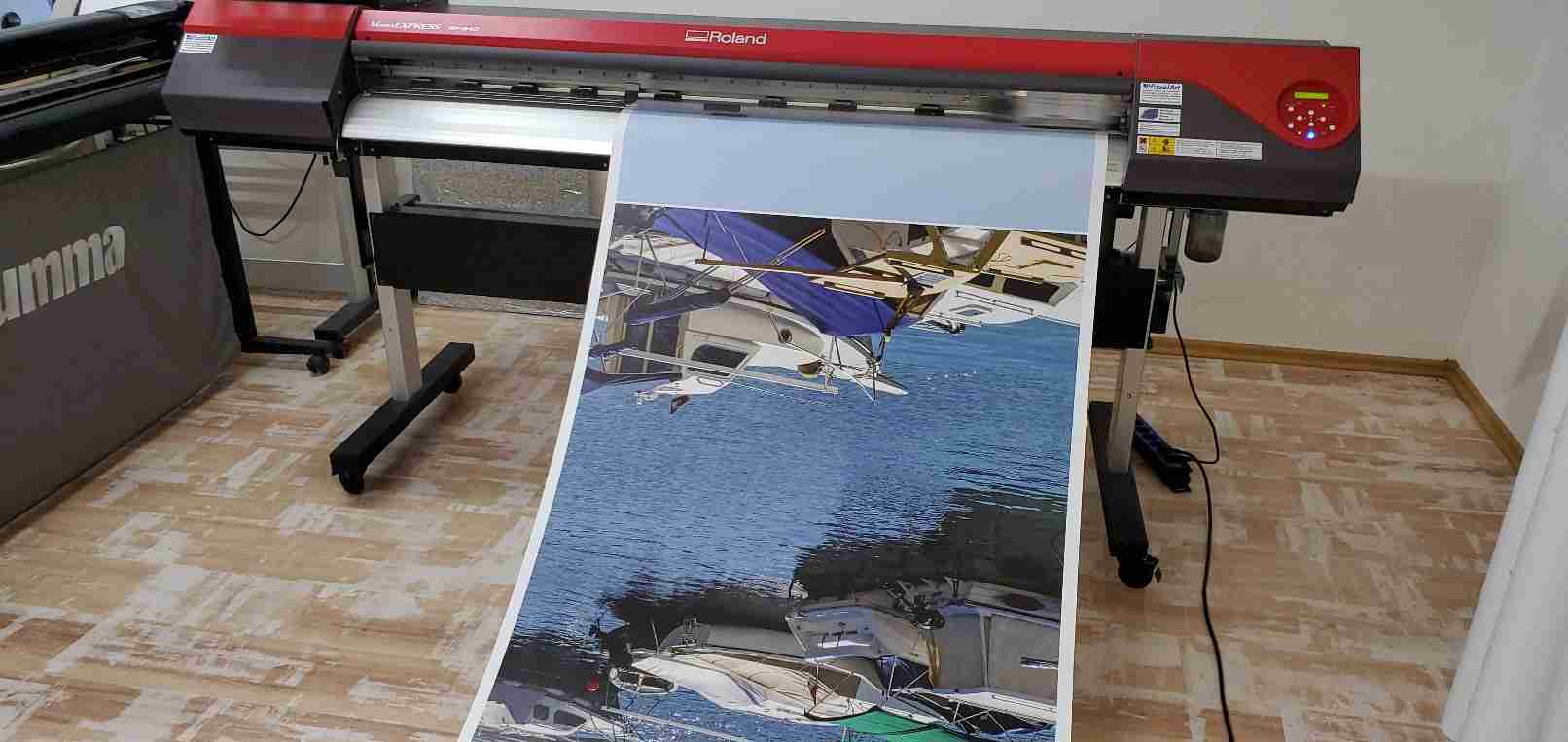 Visual Art Sarajevo Print Velikog Formata - Print velikog formata omogućava visokokvalitetnu štampu na različitim podlogama. Idealan je za bilborde, banere, izloge i ostale reklamne materijale velikih dimenzija.