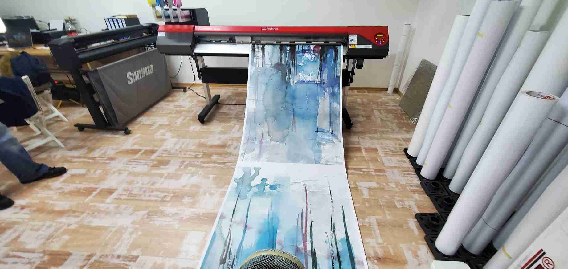 Visual Art Sarajevo Print Velikog Formata - Print velikog formata omogućava visokokvalitetnu štampu na različitim podlogama. Idealan je za bilborde, banere, izloge i ostale reklamne materijale velikih dimenzija.