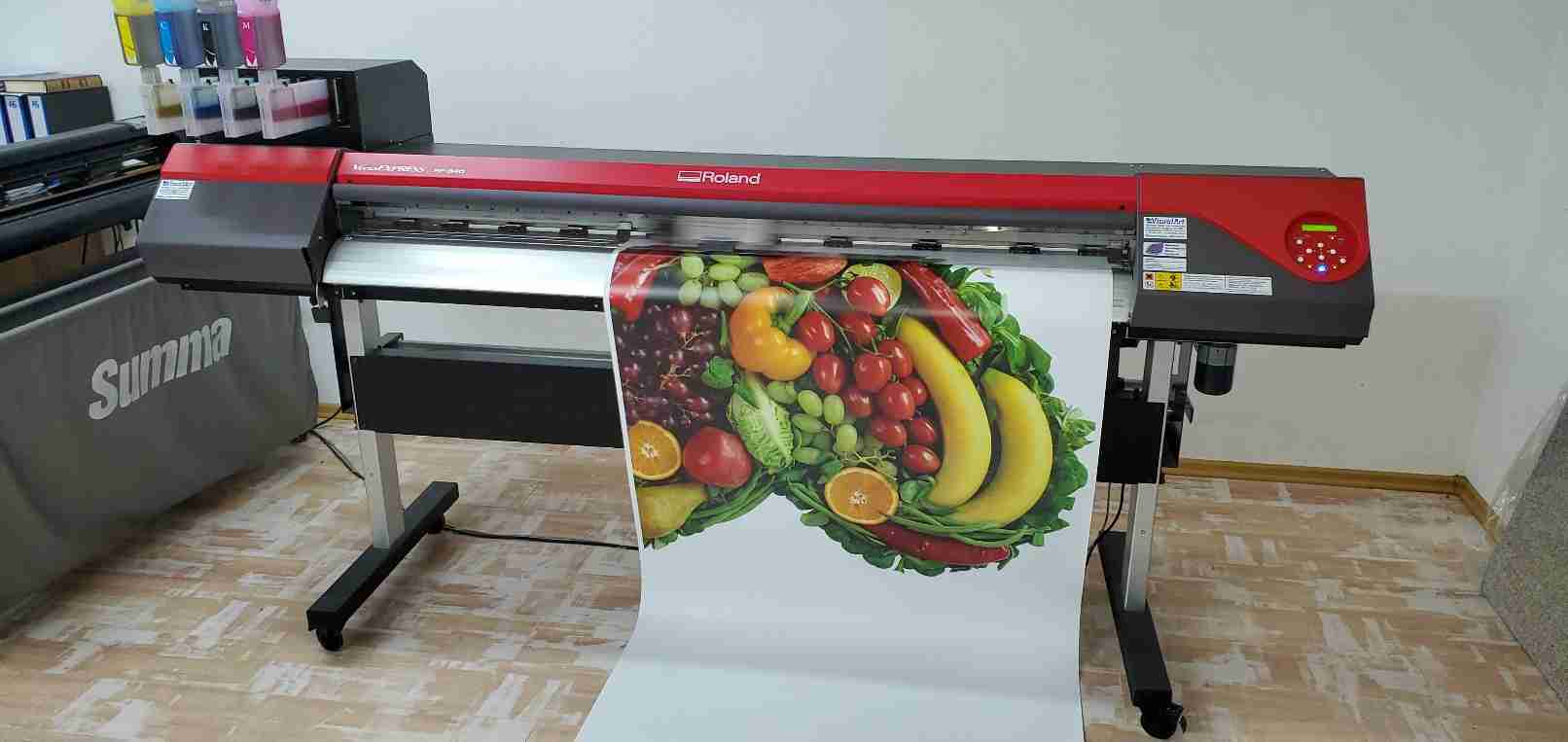 Visual Art Sarajevo Print Velikog Formata - Print velikog formata omogućava visokokvalitetnu štampu na različitim podlogama. Idealan je za bilborde, banere, izloge i ostale reklamne materijale velikih dimenzija.