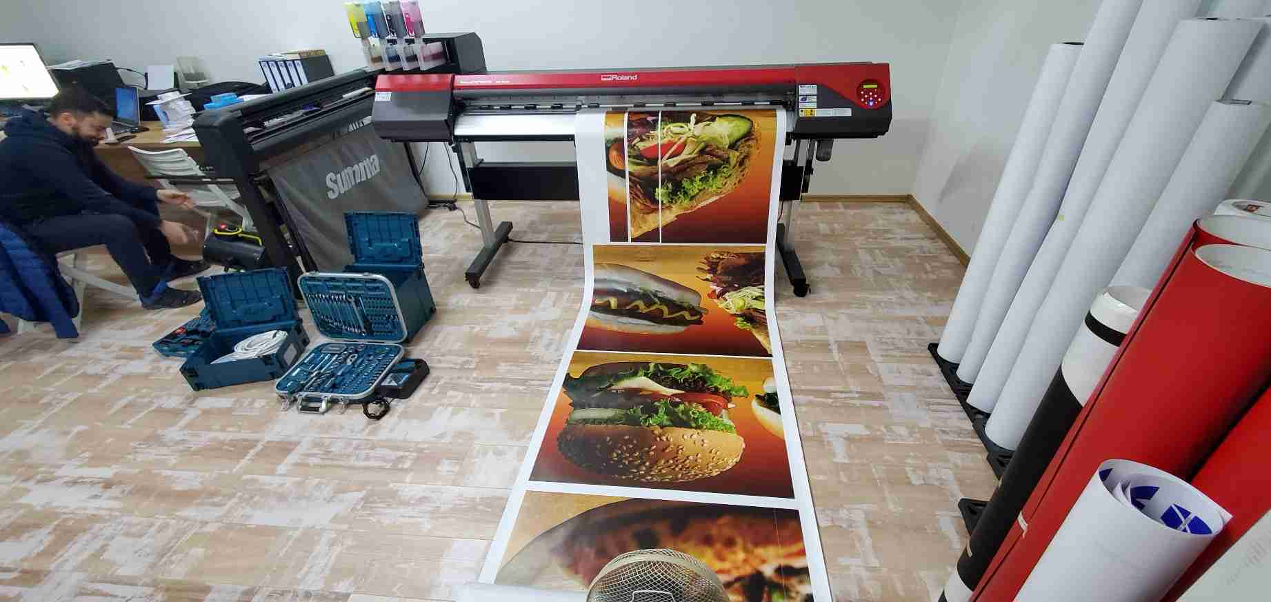 Visual Art Sarajevo Print Velikog Formata - Print velikog formata omogućava visokokvalitetnu štampu na različitim podlogama. Idealan je za bilborde, banere, izloge i ostale reklamne materijale velikih dimenzija.