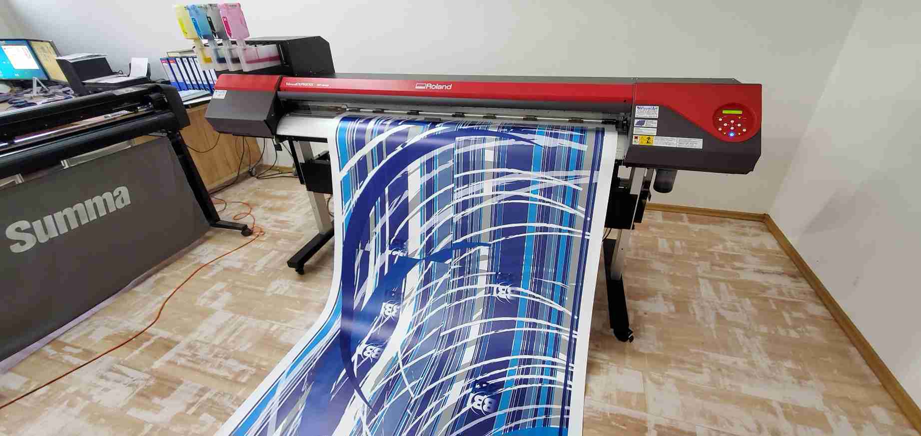 Visual Art Sarajevo Print Velikog Formata - Print velikog formata omogućava visokokvalitetnu štampu na različitim podlogama. Idealan je za bilborde, banere, izloge i ostale reklamne materijale velikih dimenzija.