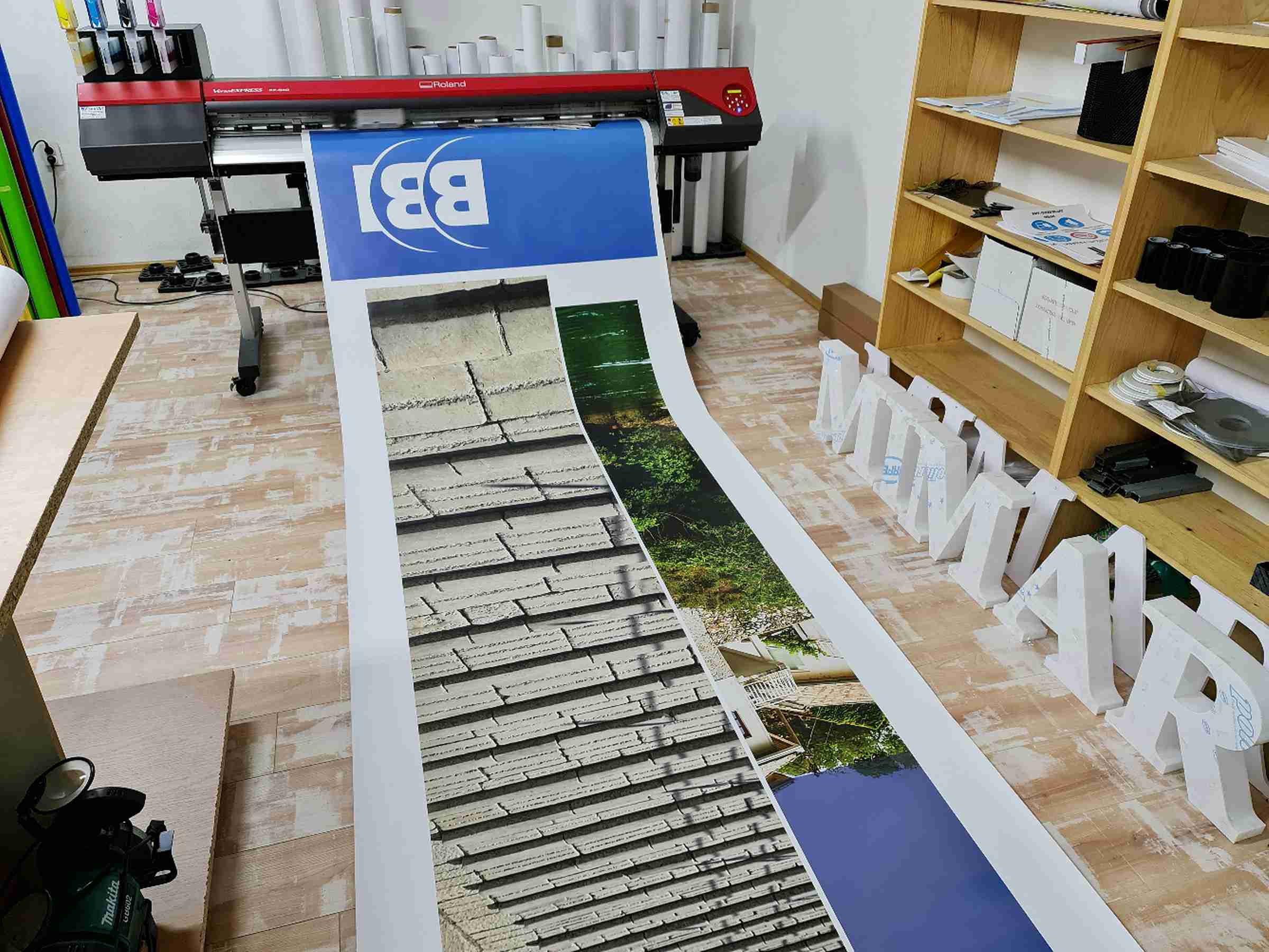 Visual Art Sarajevo Print Velikog Formata - Print velikog formata omogućava visokokvalitetnu štampu na različitim podlogama. Idealan je za bilborde, banere, izloge i ostale reklamne materijale velikih dimenzija.