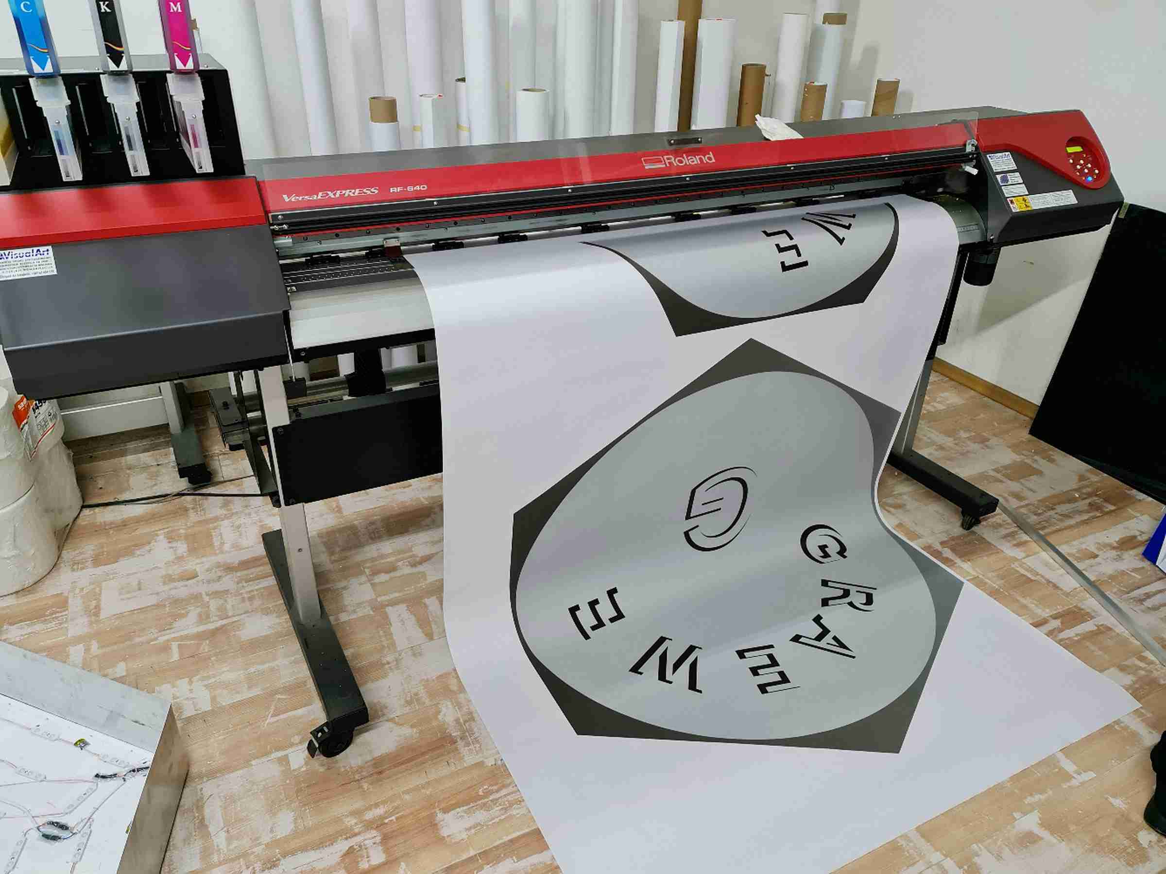 Visual Art Sarajevo Print Velikog Formata - Print velikog formata omogućava visokokvalitetnu štampu na različitim podlogama. Idealan je za bilborde, banere, izloge i ostale reklamne materijale velikih dimenzija.