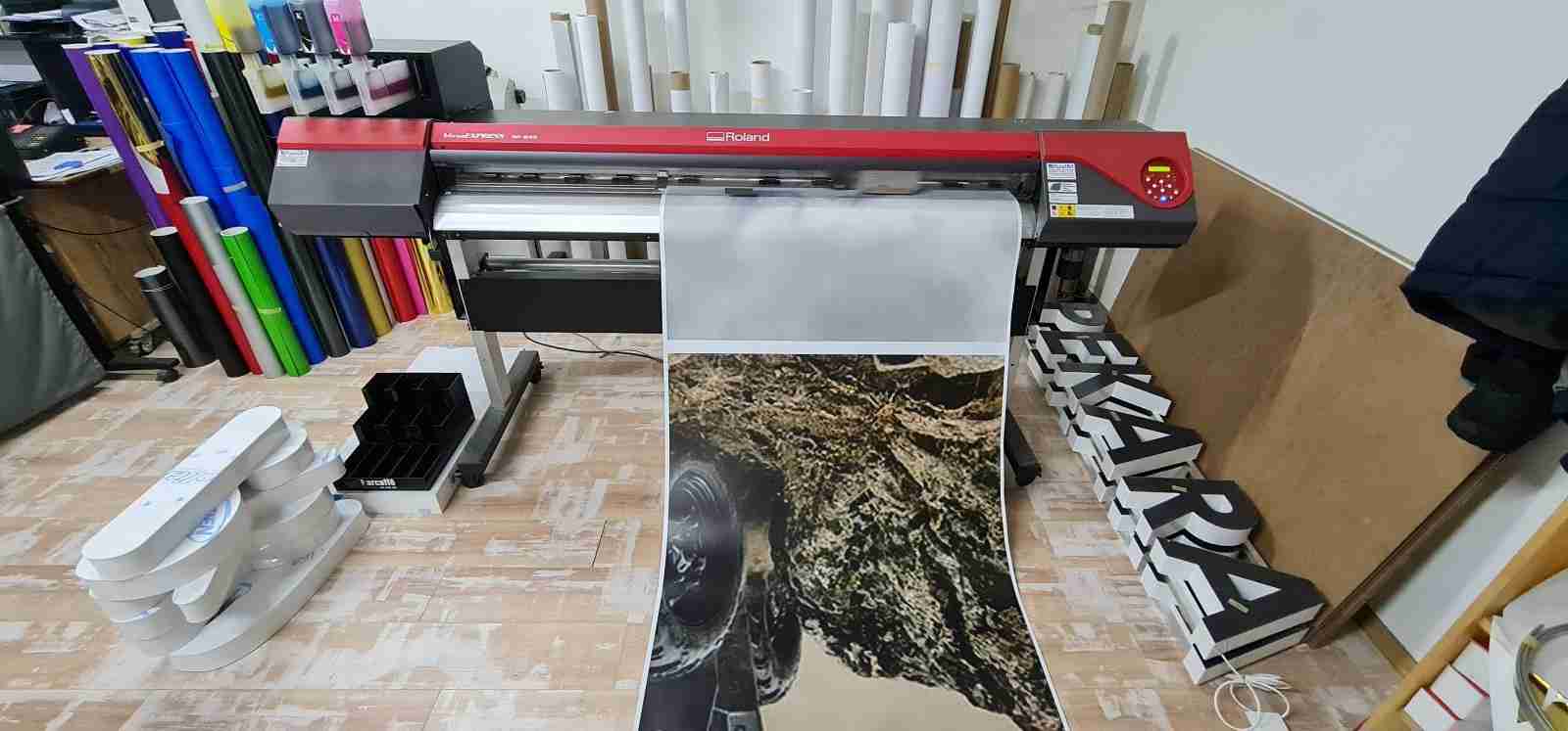 Visual Art Sarajevo Print Velikog Formata - Print velikog formata omogućava visokokvalitetnu štampu na različitim podlogama. Idealan je za bilborde, banere, izloge i ostale reklamne materijale velikih dimenzija.