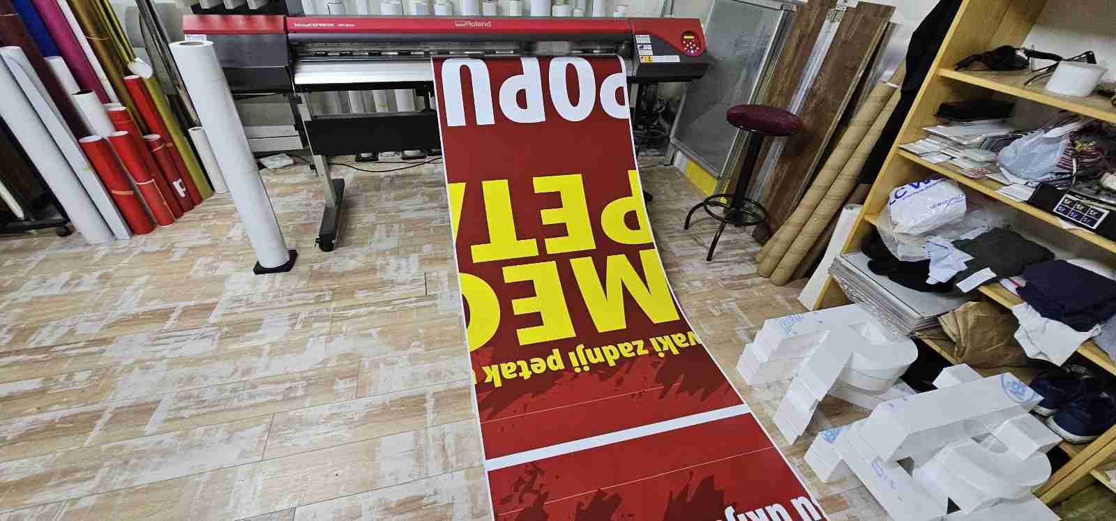 Visual Art Sarajevo Print Velikog Formata - Print velikog formata omogućava visokokvalitetnu štampu na različitim podlogama. Idealan je za bilborde, banere, izloge i ostale reklamne materijale velikih dimenzija.