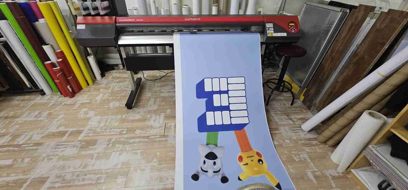 Visual Art Sarajevo Print Velikog Formata - Print velikog formata omogućava visokokvalitetnu štampu na različitim podlogama. Idealan je za bilborde, banere, izloge i ostale reklamne materijale velikih dimenzija.