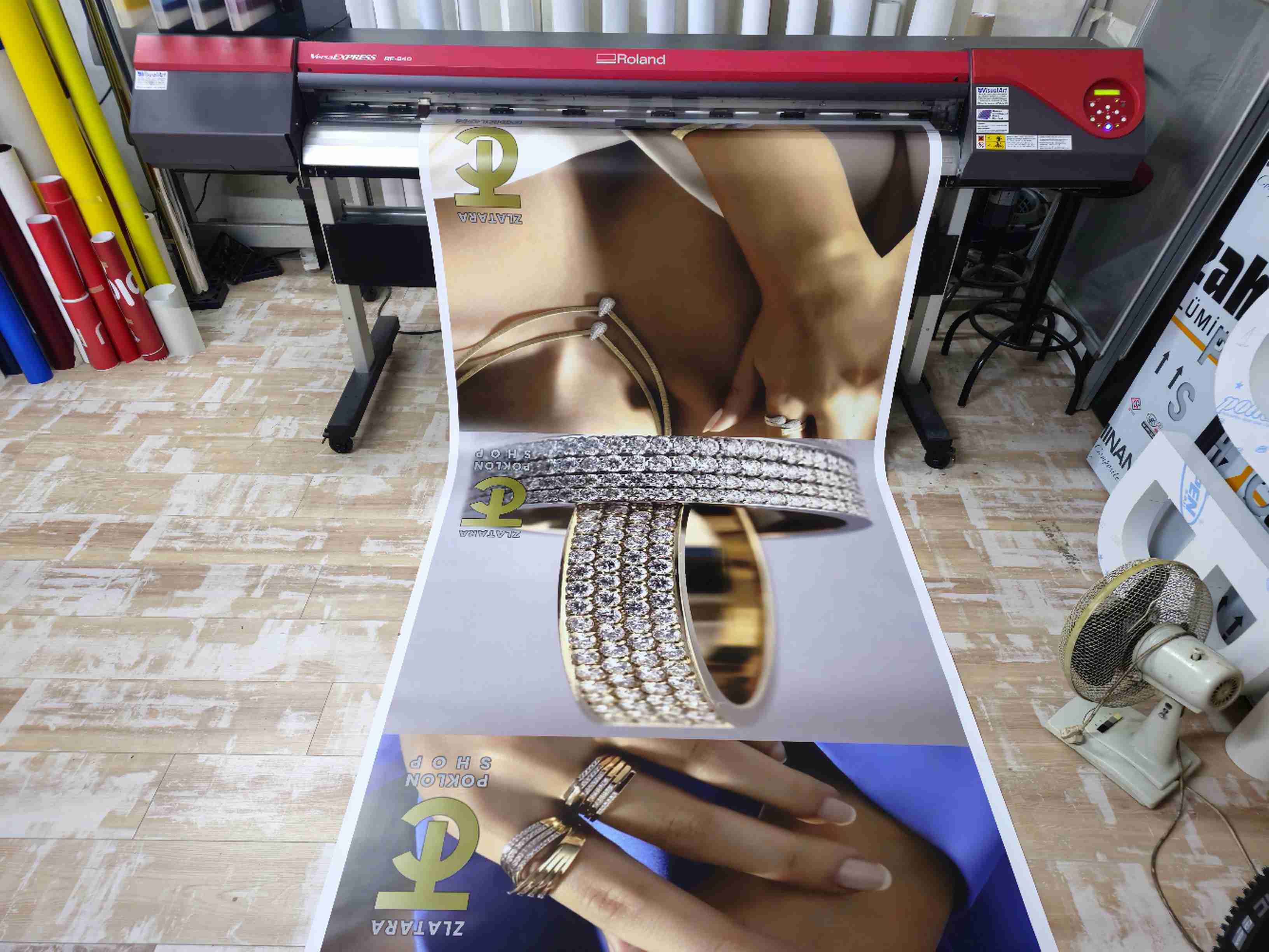 Visual Art Sarajevo Print Velikog Formata - Print velikog formata omogućava visokokvalitetnu štampu na različitim podlogama. Idealan je za bilborde, banere, izloge i ostale reklamne materijale velikih dimenzija.