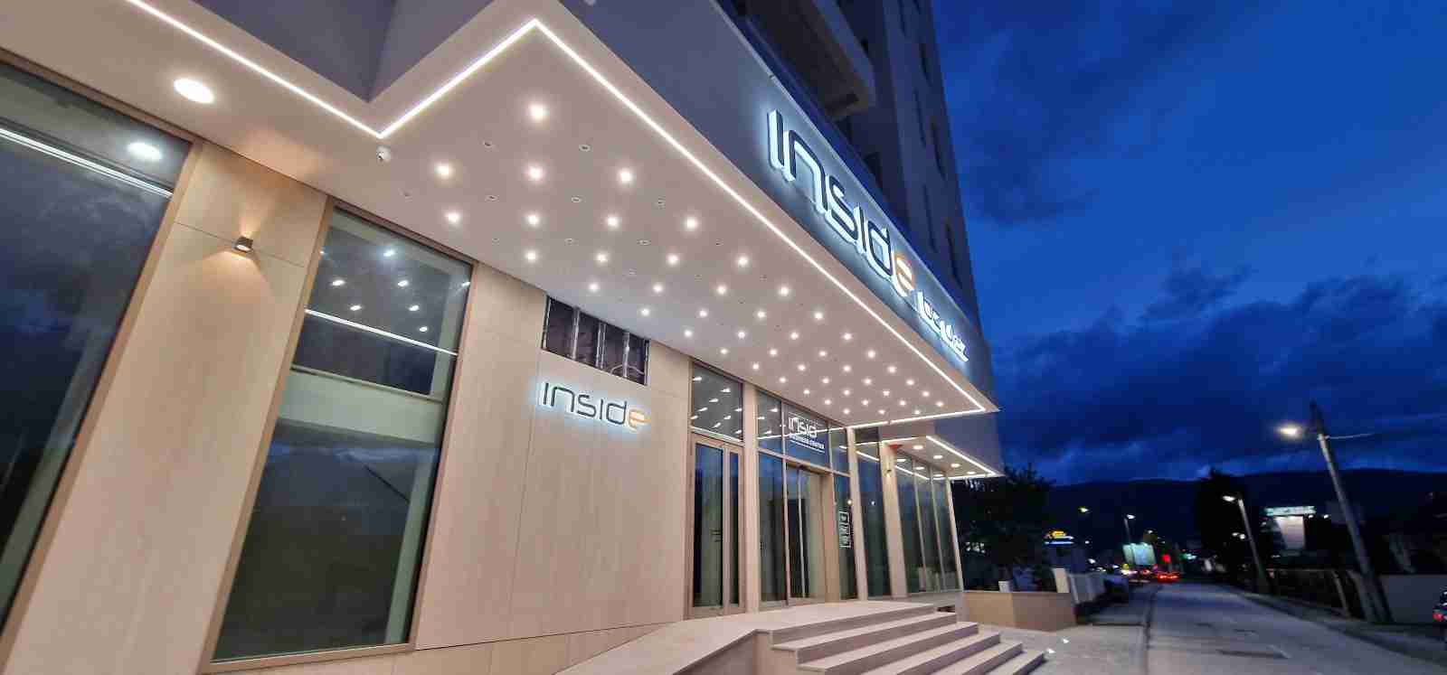 Visual Art Sarajevo 3D Svjetleće Reklame Bez Podloge - 3D svjetleće reklame bez podloge pružaju sofisticiran i moderan izgled. Uz čist dizajn i snažno LED osvjetljenje, ove reklame ostavljaju snažan vizualni utisak.