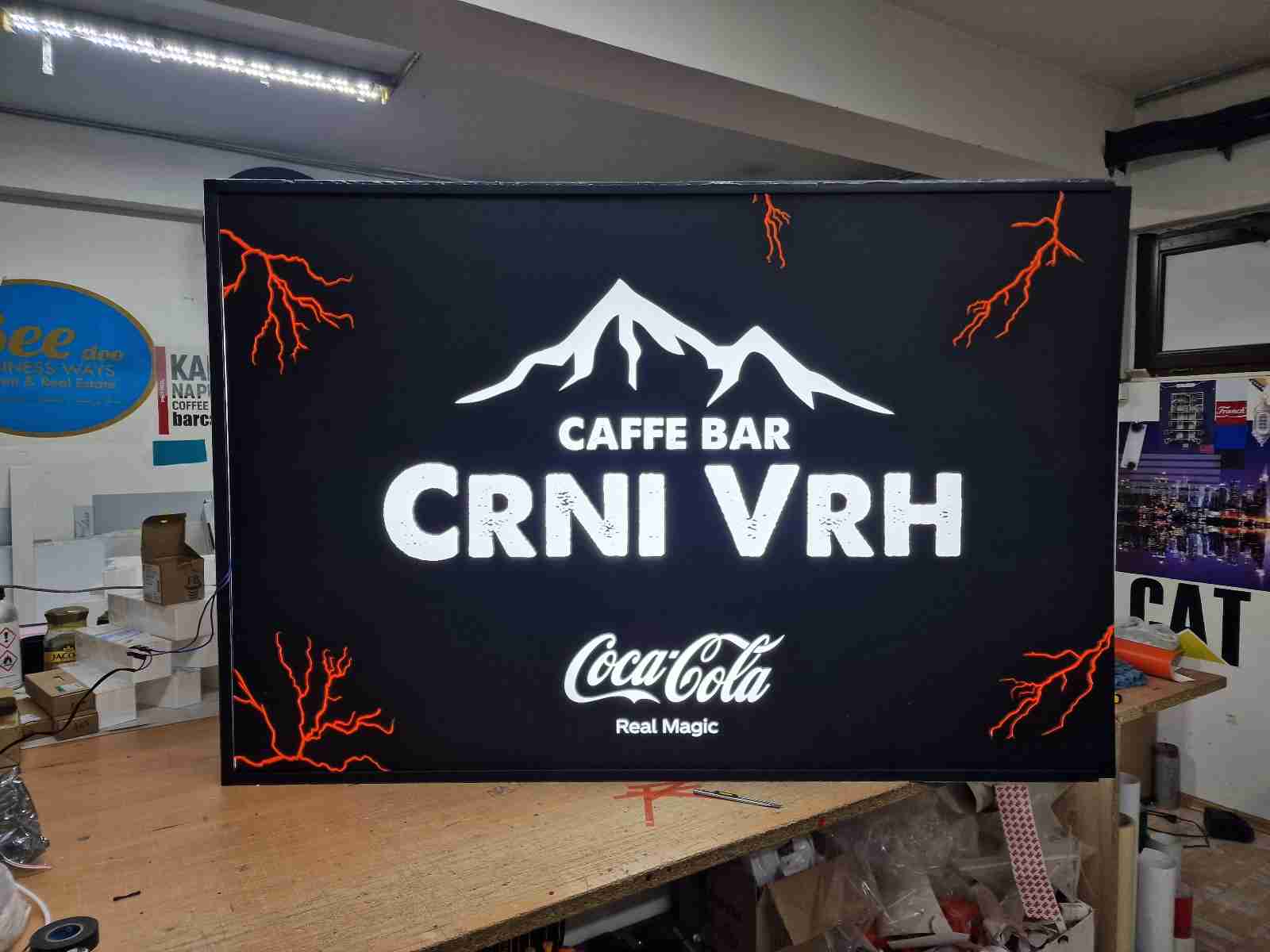 Visual Art Sarajevo Svjetleći LED boxovi - Svjetleći LED boxovi nude ravnomjerno osvjetljenje i odličnu vidljivost u svim uslovima. Praktični su za brendiranje poslovnih prostora, izloga i događaja.