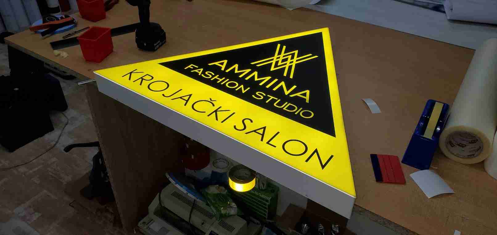 Visual Art Sarajevo Svjetleći LED boxovi - Svjetleći LED boxovi nude ravnomjerno osvjetljenje i odličnu vidljivost u svim uslovima. Praktični su za brendiranje poslovnih prostora, izloga i događaja.