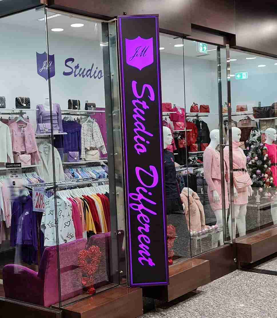 Visual Art Sarajevo Svjetleći LED boxovi - Svjetleći LED boxovi nude ravnomjerno osvjetljenje i odličnu vidljivost u svim uslovima. Praktični su za brendiranje poslovnih prostora, izloga i događaja.