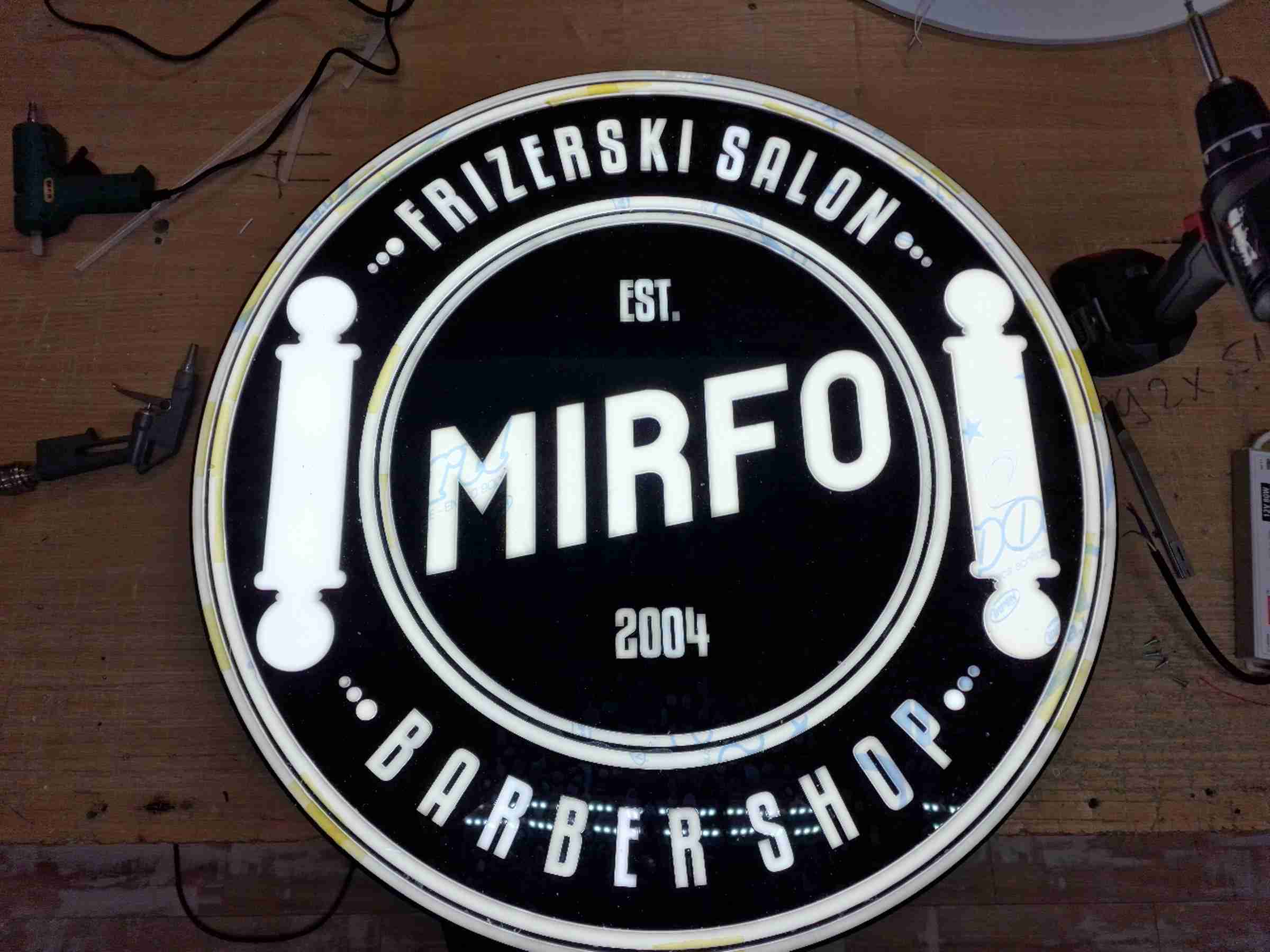 Visual Art Sarajevo Svjetleći LED boxovi - Svjetleći LED boxovi nude ravnomjerno osvjetljenje i odličnu vidljivost u svim uslovima. Praktični su za brendiranje poslovnih prostora, izloga i događaja.