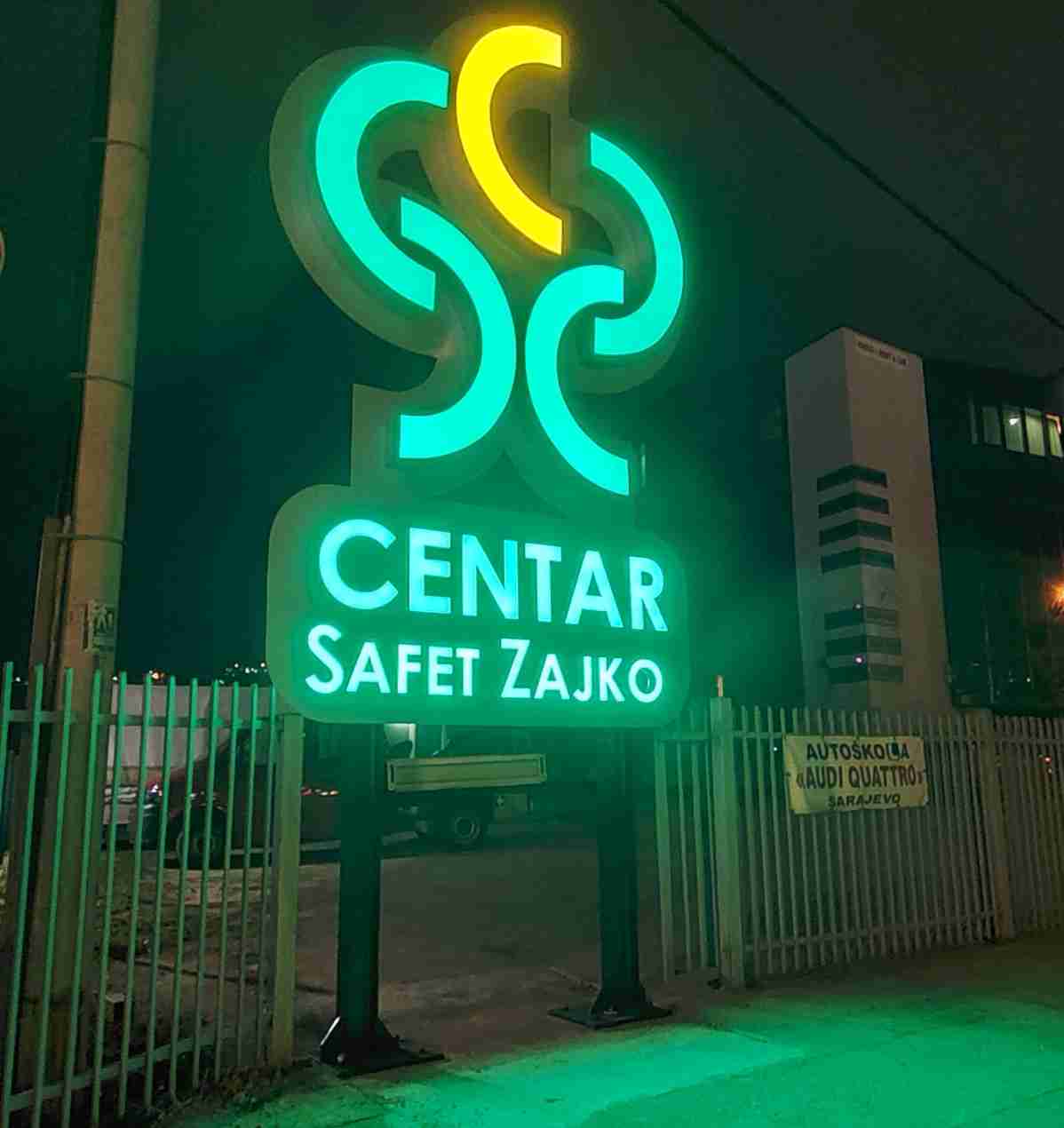 Visual Art Sarajevo Svjetleći Totemi- Svjetleći totemi su vertikalne reklamne konstrukcije koje nude vrhunsku vidljivost. Idealan su izbor za isticanje brenda na prometnim lokacijama.