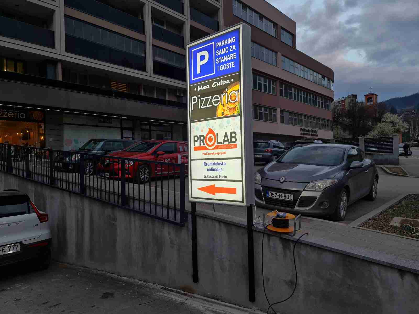 Visual Art Sarajevo Svjetleći Totemi- Svjetleći totemi su vertikalne reklamne konstrukcije koje nude vrhunsku vidljivost. Idealan su izbor za isticanje brenda na prometnim lokacijama.