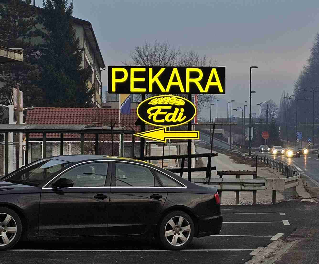 Visual Art Sarajevo Svjetleći Totemi- Svjetleći totemi su vertikalne reklamne konstrukcije koje nude vrhunsku vidljivost. Idealan su izbor za isticanje brenda na prometnim lokacijama.