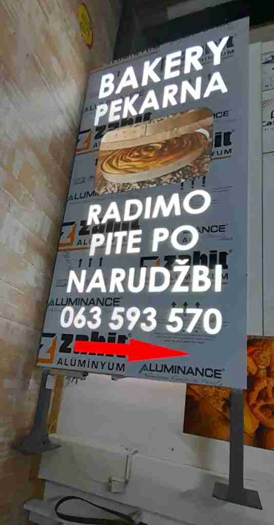 Visual Art Sarajevo Svjetleći Totemi- Svjetleći totemi su vertikalne reklamne konstrukcije koje nude vrhunsku vidljivost. Idealan su izbor za isticanje brenda na prometnim lokacijama.