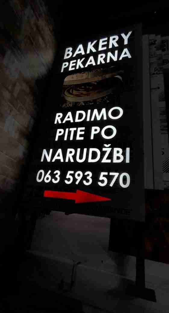 Visual Art Sarajevo Svjetleći Totemi- Svjetleći totemi su vertikalne reklamne konstrukcije koje nude vrhunsku vidljivost. Idealan su izbor za isticanje brenda na prometnim lokacijama.