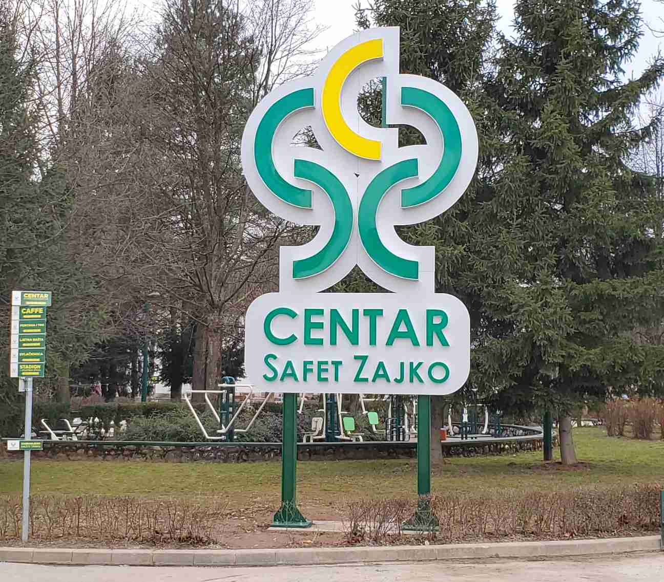 Visual Art Sarajevo Svjetleći Totemi- Svjetleći totemi su vertikalne reklamne konstrukcije koje nude vrhunsku vidljivost. Idealan su izbor za isticanje brenda na prometnim lokacijama.