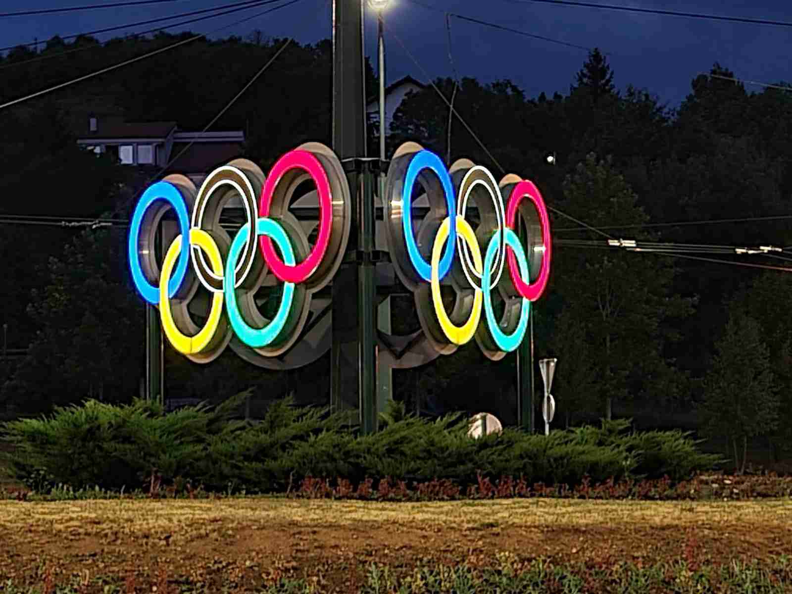 Visual Art Sarajevo Svjetleći Totemi- Svjetleći totemi su vertikalne reklamne konstrukcije koje nude vrhunsku vidljivost. Idealan su izbor za isticanje brenda na prometnim lokacijama.