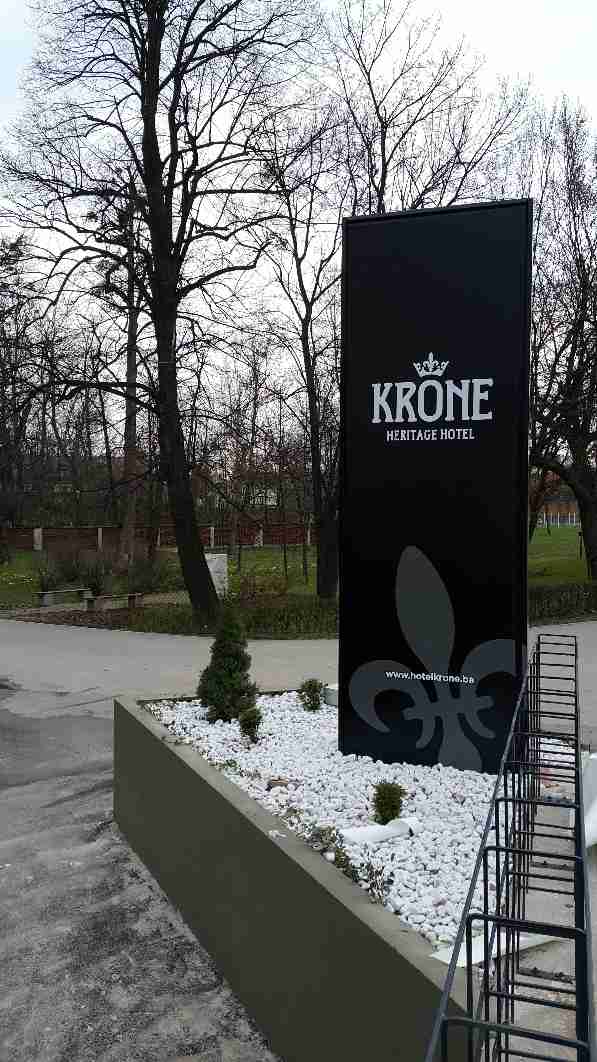 Visual Art Sarajevo Svjetleći Totemi- Svjetleći totemi su vertikalne reklamne konstrukcije koje nude vrhunsku vidljivost. Idealan su izbor za isticanje brenda na prometnim lokacijama.